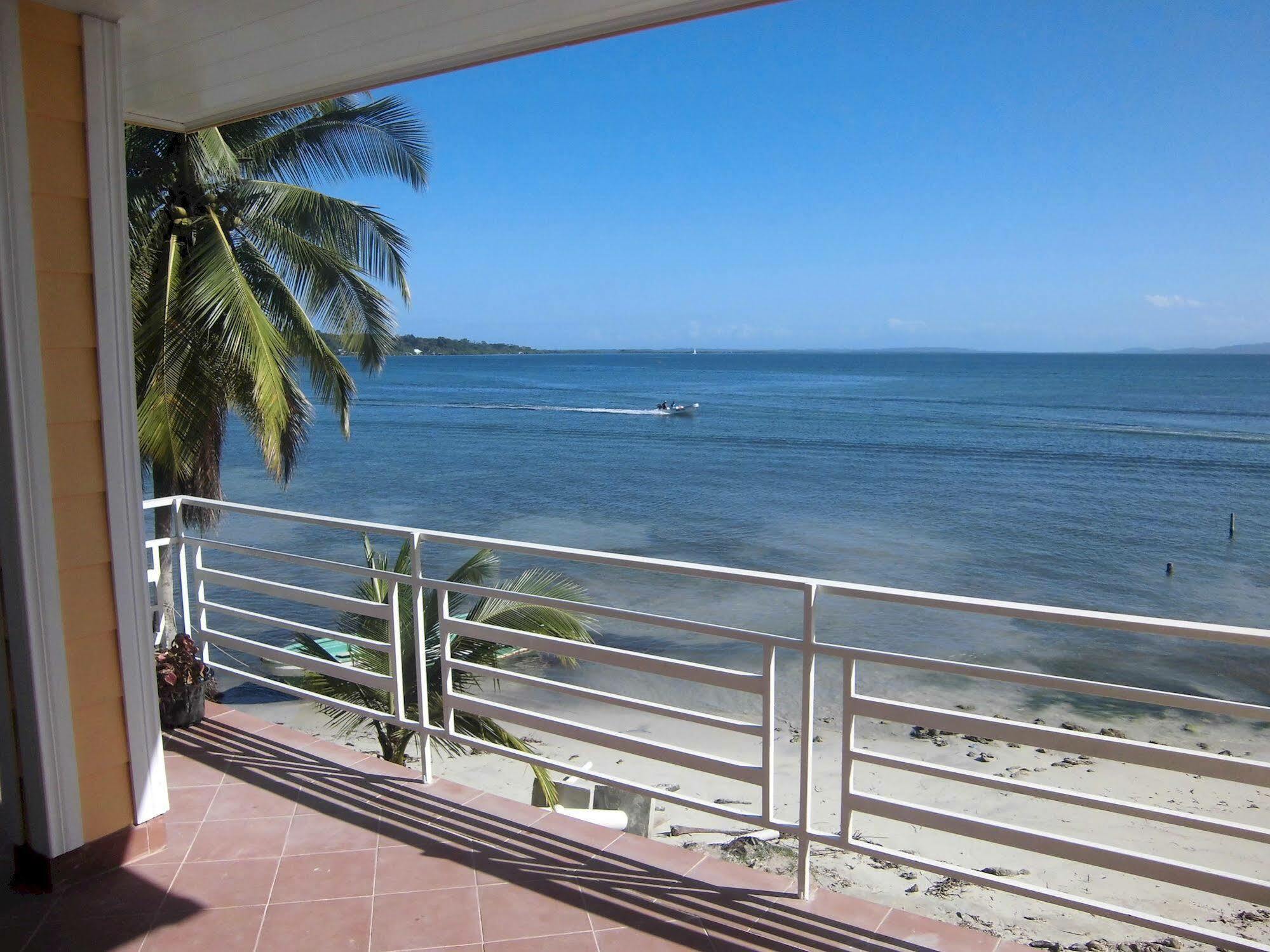 Kevin Kondos Bocas del Toro Exterior foto